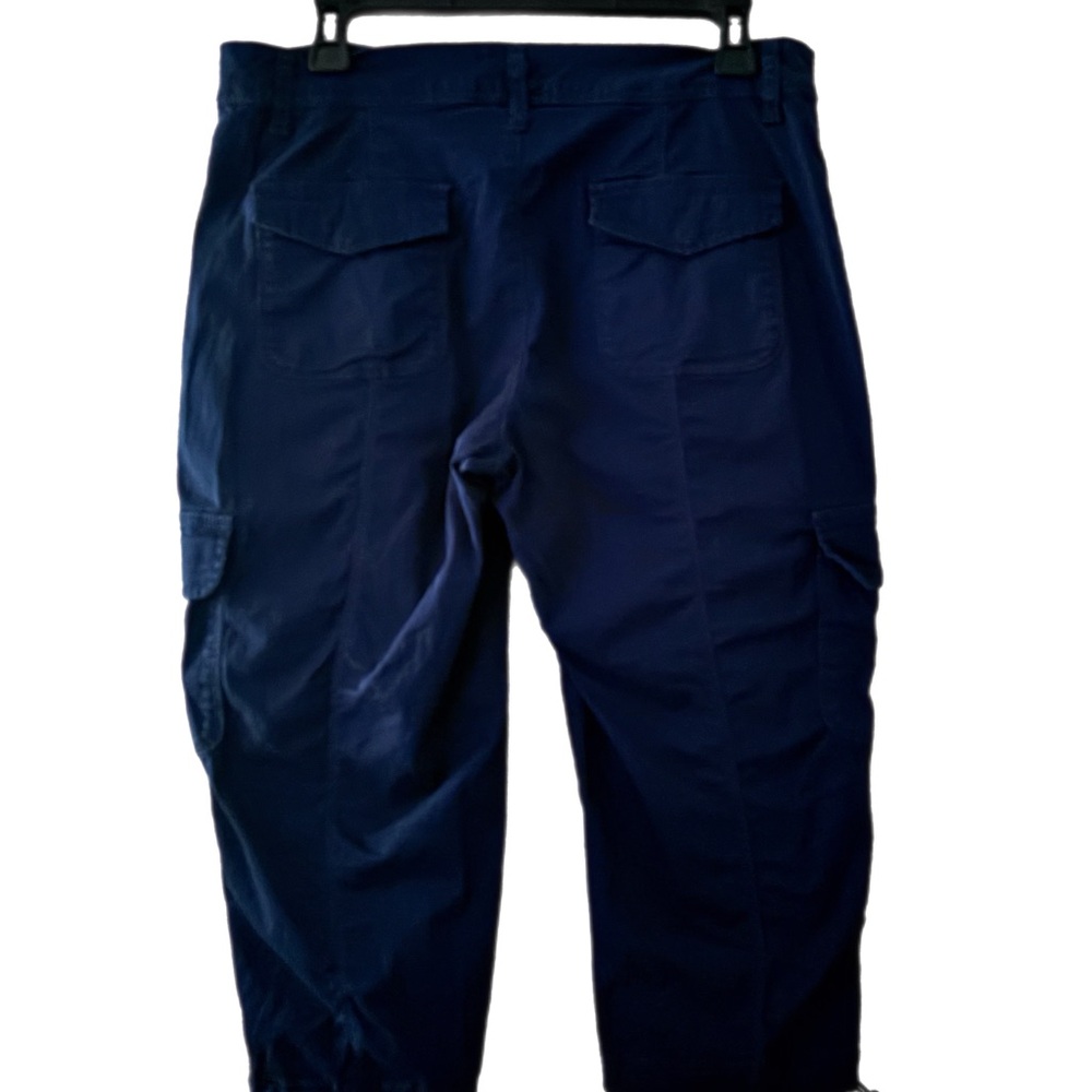 Time and Tru Women's Navy Cargo Capris - Picture 3 of 8